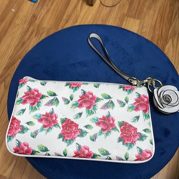 Free With a Purchase 200$ and Up Guess - Picture 4 of 7